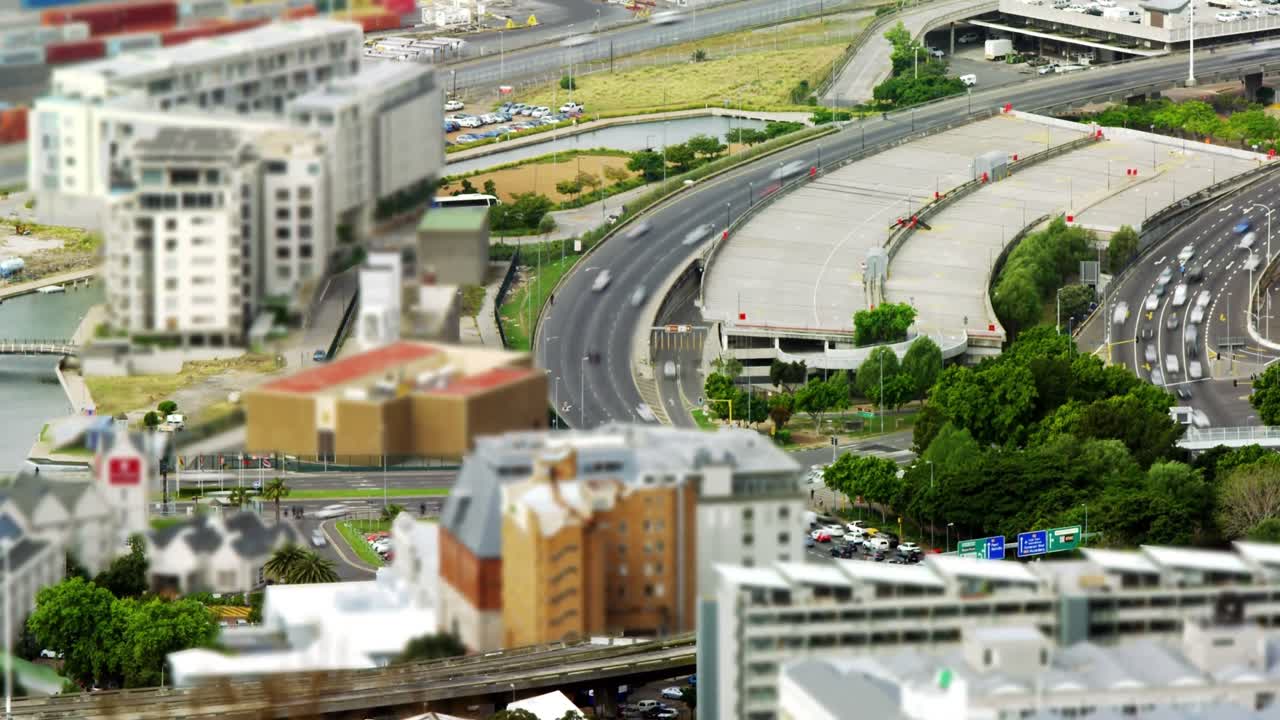 도로에서 움직이는 차량