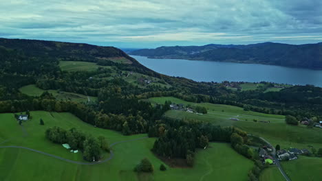 Disparo-Aéreo-De-Un-Dron-Volando-Alto-Sobre-Típicas-Casas-Aisladas-Junto-Al-Fiordo-En-Noruega-En-Un-Día-Nublado