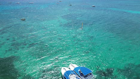 fotografía de varios barcos cerca de la costa de bayahibe en la república dominicana