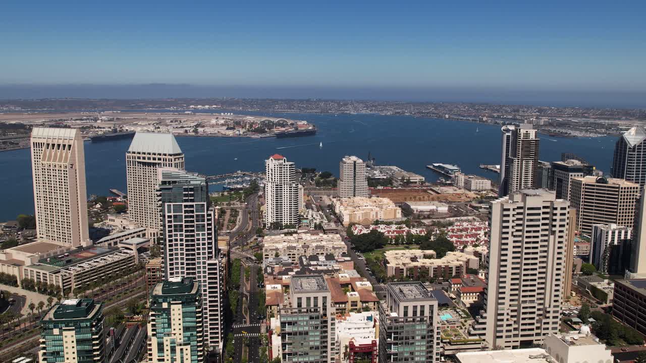 Ripresa aerea con drone sul quartiere del centro di San Diego con vista sul porto e sul paesaggio urbano costiero circostante