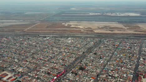 vista aérea panorama paisaje escénico de un asentamiento suburbano