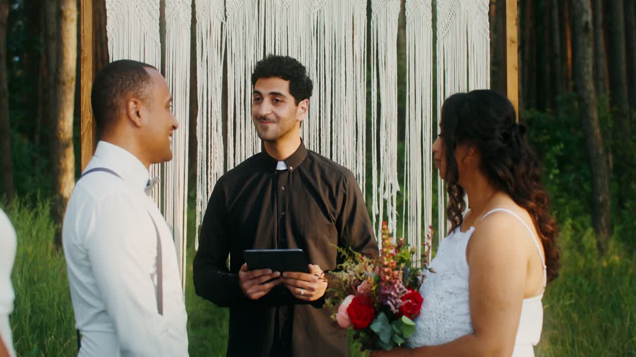 ceremonia de boda al aire libre en el bosque