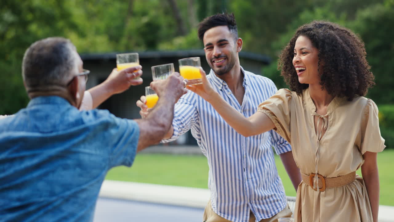 familia celebrando al aire libre