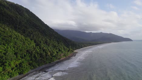 montañas densamente cubiertas de bosque tropical en el parque nacional daintree, norte de queensland, australia