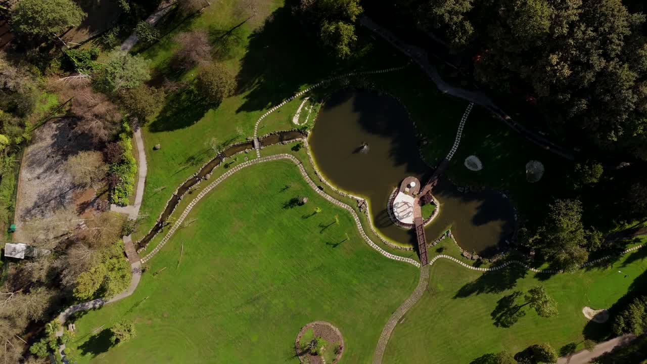 공중 - 조경 된 초록색, 연못, 산책 경로와 함께 골프 코스.