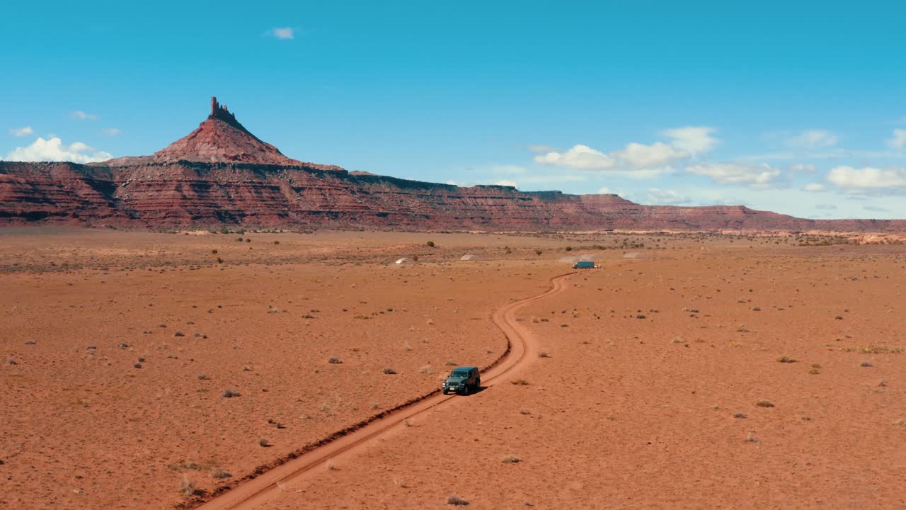 vista aérea de aviones no tripulados de jeep conduciendo con seis picos de tiradores en la región de indian creek de bears ears monumento nacional, utah