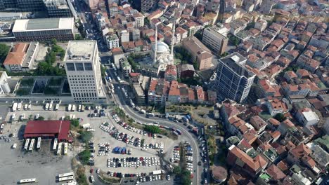 vista aérea de una ciudad con una mezquita