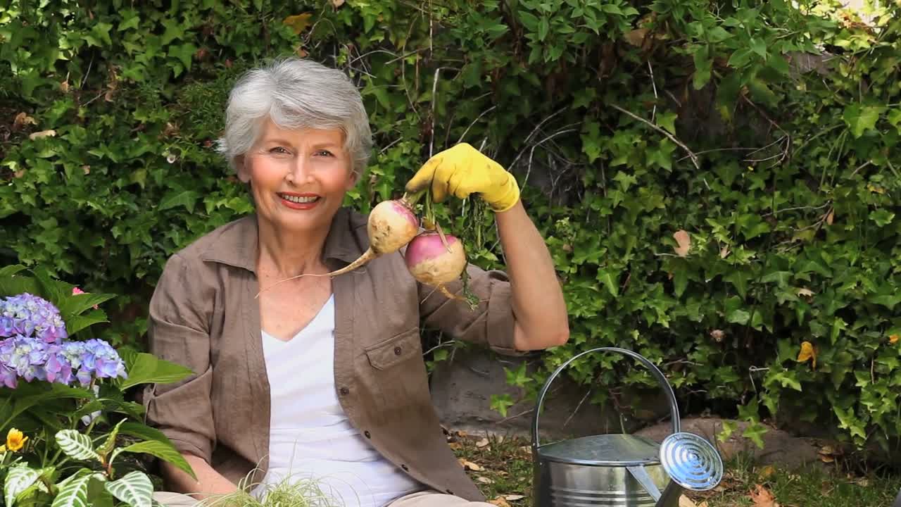 ⁇ 은 여자 가꾸고 카메라에 미소 짓고