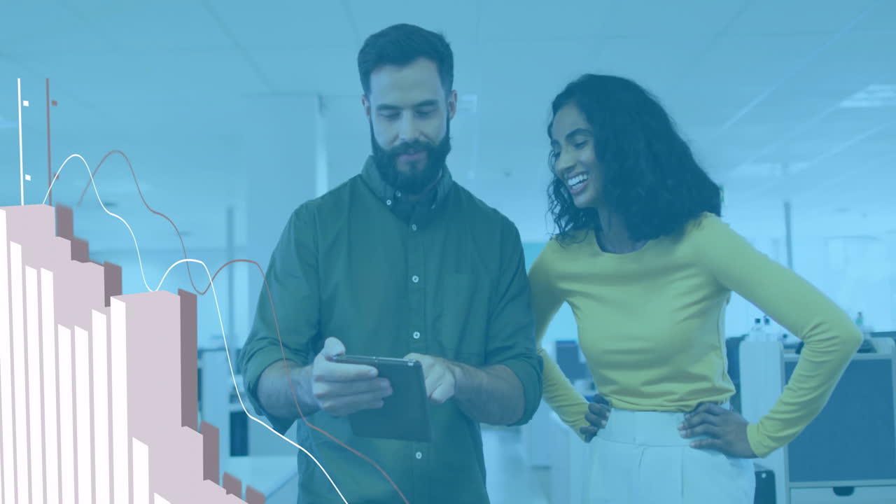 animación del procesamiento de datos financieros sobre diversas personas de negocios en la oficina