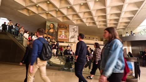 visitantes que se mueven alrededor de la exposición de la mona lisa