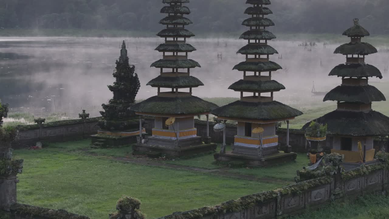 Solopgang ved Tamblingan Sø med Pura Ulun Danu Tamblingan-templet, Indonesien