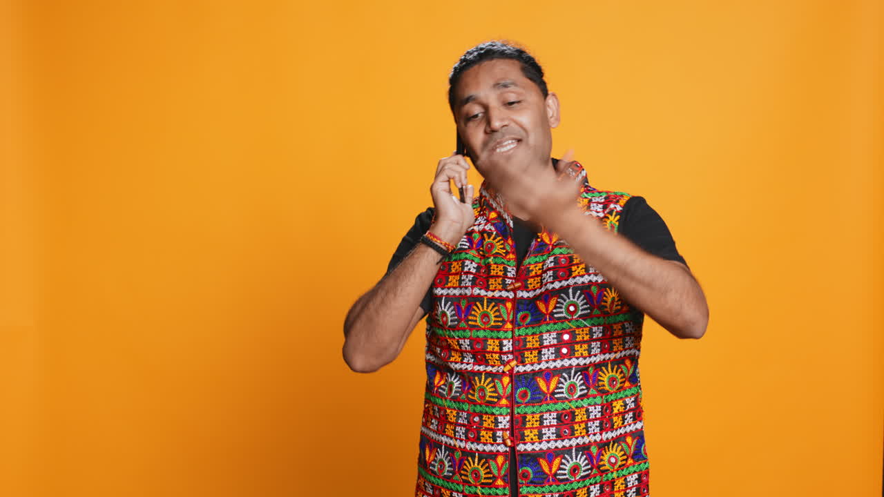 hombre discutiendo con un amigo por teléfono, disfrutando del tiempo libre