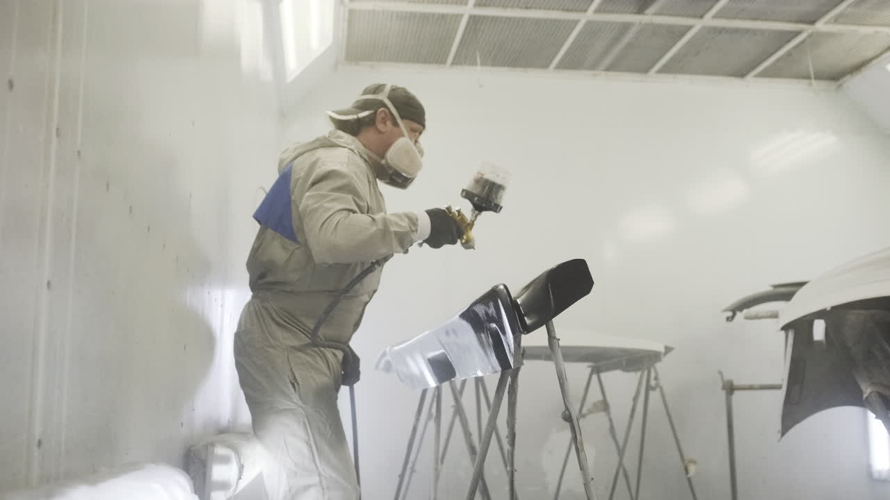 Pintura de carrocería en un taller de reparación