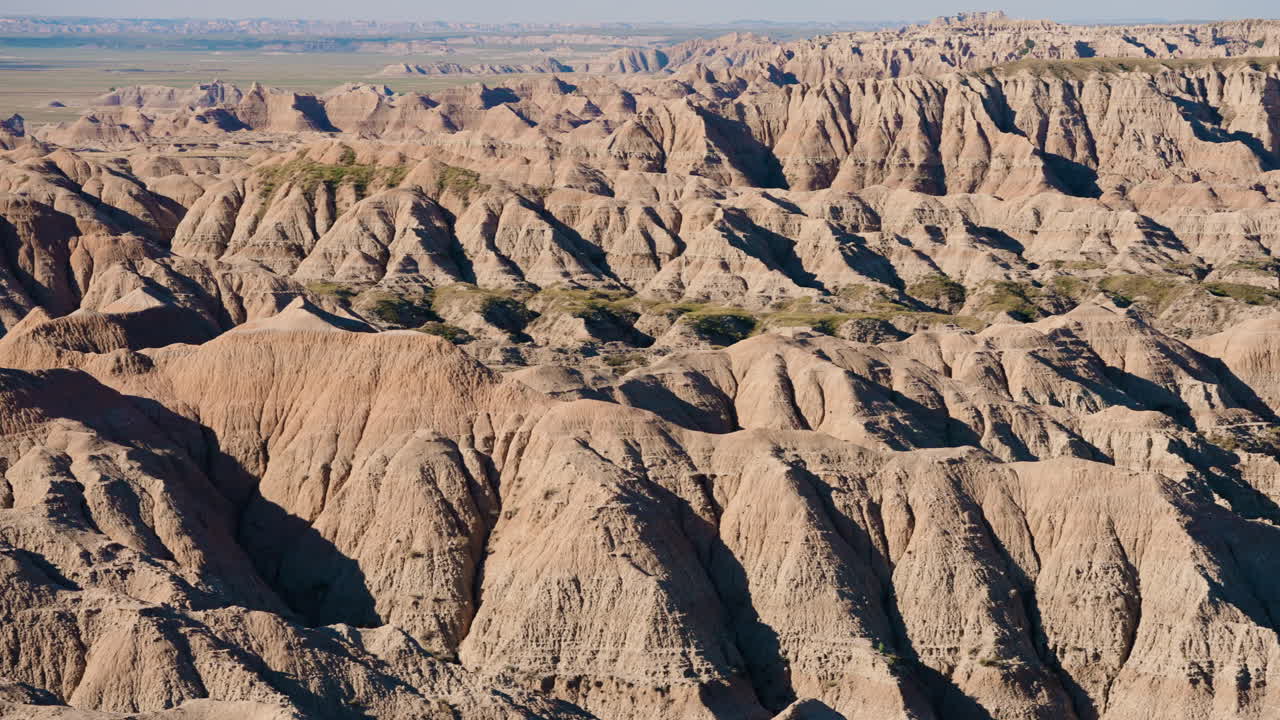 Widok na naturalne formacje skalne w dzikiej przyrodzie Badlands.