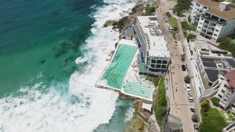 Luftaufnahme-Einer-Drohne-Vom-Bondi-Beach,-Australien,-Einem-Legendären-Reiseziel-An-Der-Küste