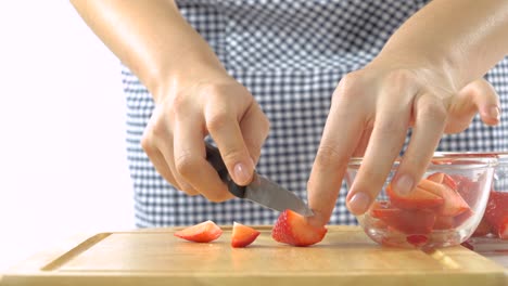 fresas, fresas rojas cortadas en pedazos y recogidas en un cuenco