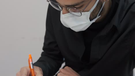 el hombre de la máscara escribe.