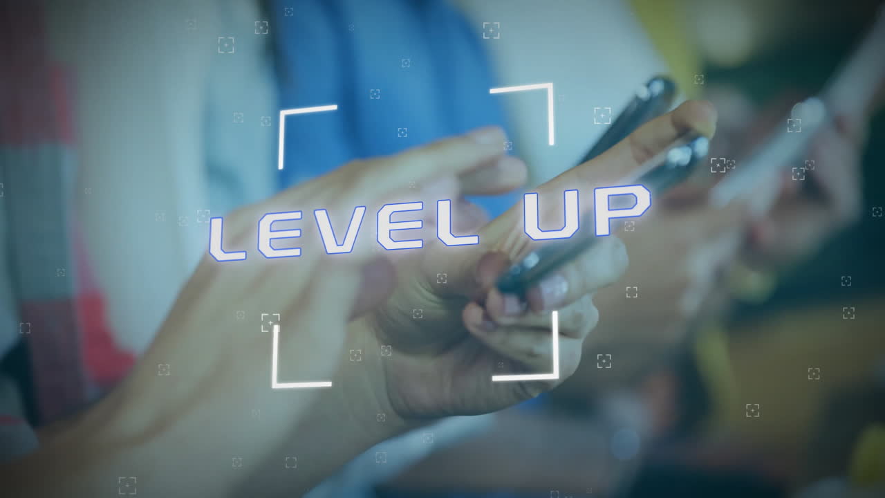 스마트폰을 사용하는 다양한 사람들을 통해 레벨 업 텍스트의 애니메이션