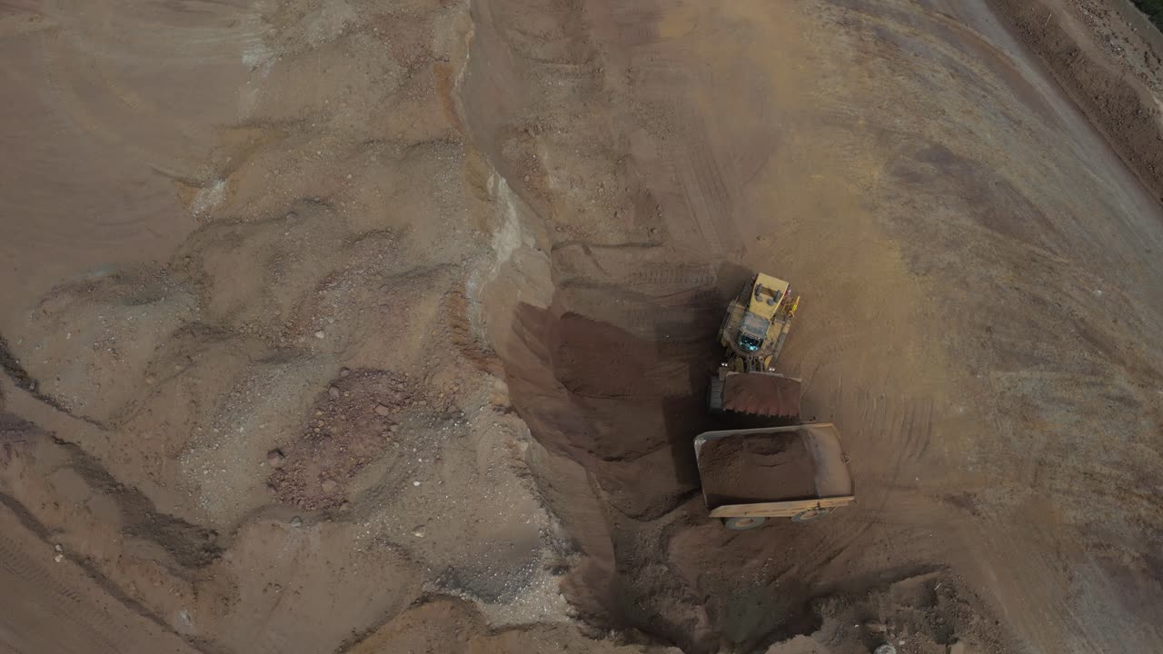 excavadora transportando níquel en camión en el sitio de la mina en australia