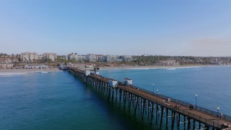 Ikonischer-Und-Alter-Hölzerner-Pier-Am-Meer-An-Der-Küste-Südkaliforniens,-USA