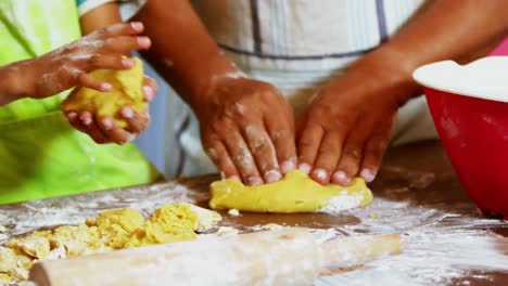 familia de varias generaciones preparando postre en la cocina