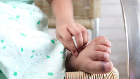 niño sentado en una silla con sus pies