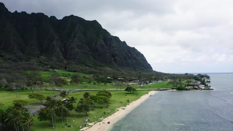 tomada de un avión no tripulado de la playa de kualoa rock en la costa de oahu