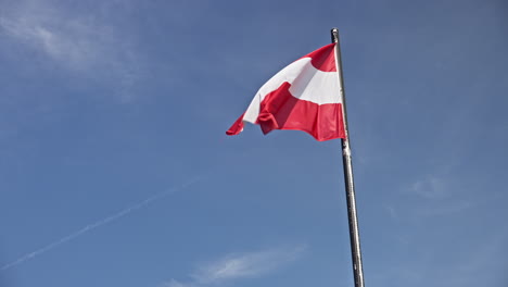 Primer-Plano-De-La-Bandera-Austriaca-Ondeando-Con-Orgullo,-Un-Símbolo-De-Orgullo-Nacional