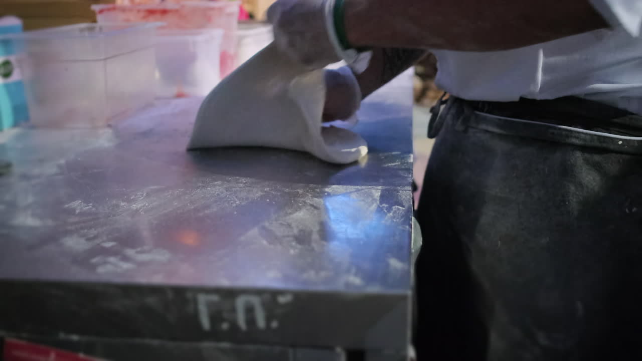 Preparazione dell'impasto per la pizza