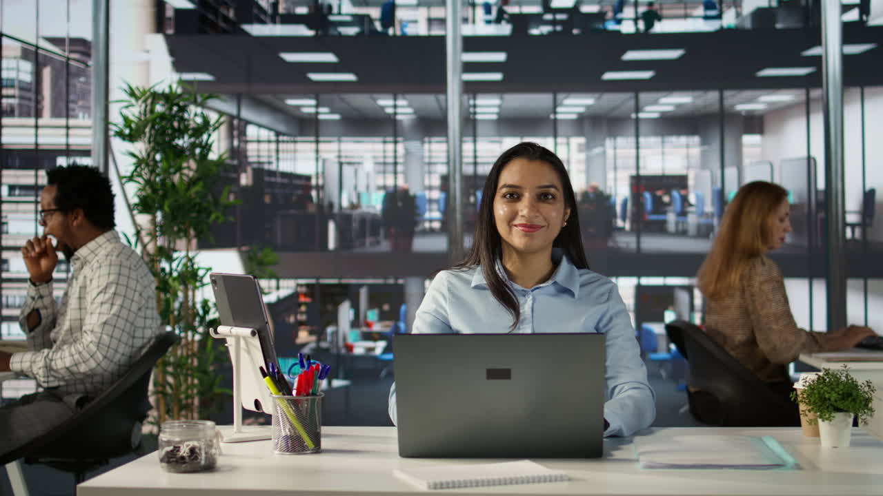Gente de negocios trabajando en una oficina