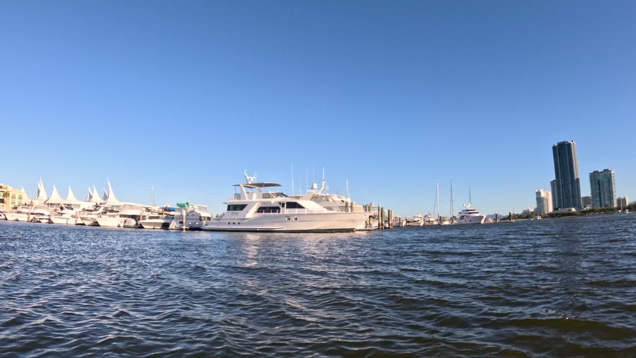 Una barca che naviga vicino alla marina di Gold Coast