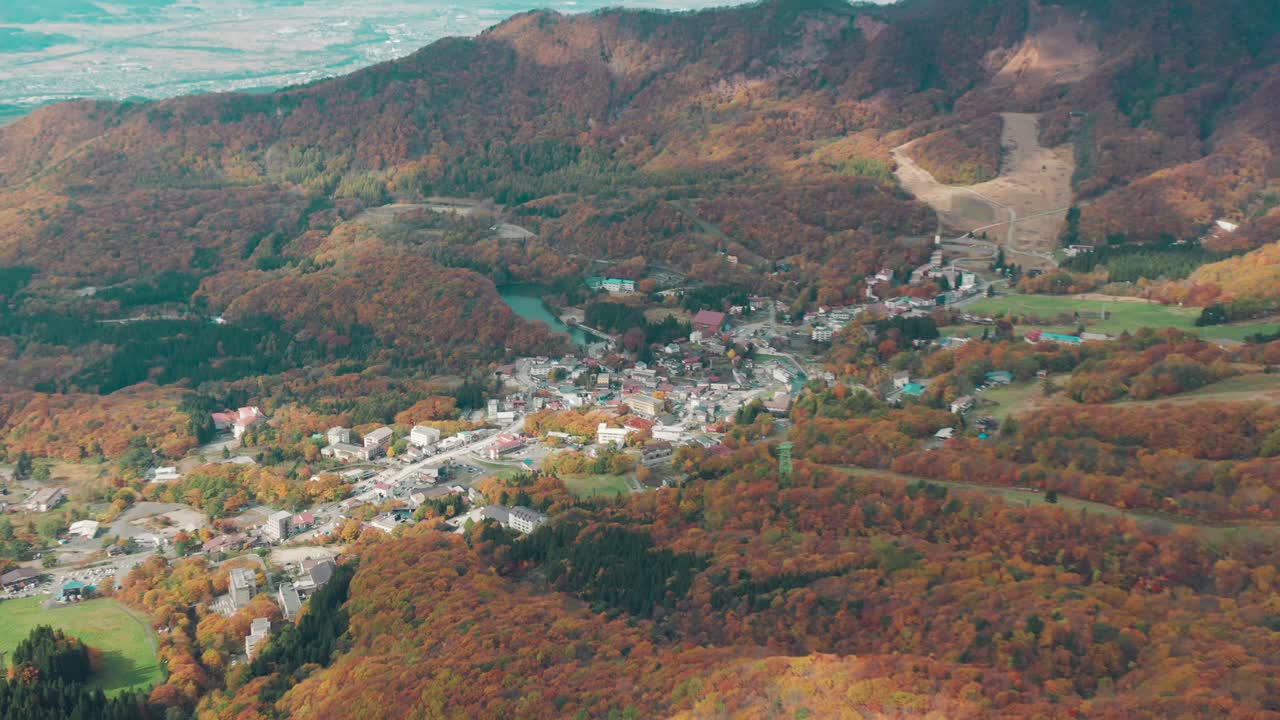 temporada de otoño en la ciudad de yamagata - zao onsen rodeado de un colorido bosque de montaña en japón - antena