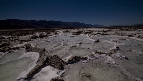 Retroceder,-Panorámica-De-Lapso-De-Tiempo-De-Formaciones-De-Cristales-De-Sal-Y-Piscinas-De-Agua-Salada-A-La-Luz-De-La-Luna