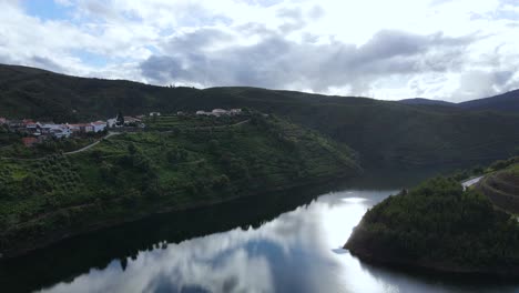 Vista-Aérea-De-Un-Impresionante-Valle-Fluvial