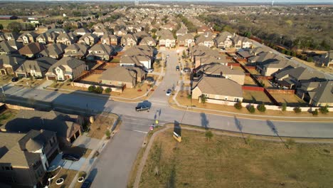 imágenes aéreas de casas en un barrio de lantana texas