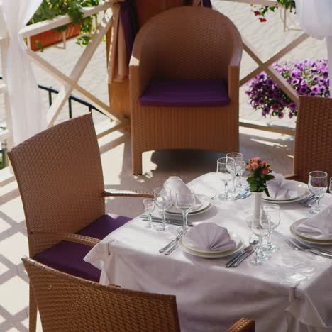 mesa en el restaurante terraza de verano 02