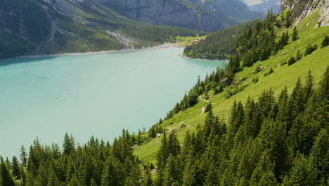 Antena-Del-Hermoso-Paisaje-Suizo-Con-Un-Lago-Azul