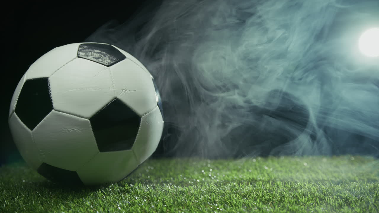 Finale Fußballspiel-Präsentation: Der Ball rollt auf dem Rasen.