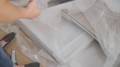 fotografía de arriba de la mano de los muebles desempaquetados para su posterior ensamblaje