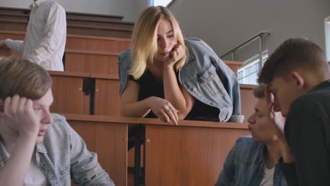 El-Grupo-De-Estudiantes-Alegres-Y-Felices-Sentados-En-Una-Sala-De-Conferencias-Antes-De-La-Lección.-El-Grupo-De-Estudiantes-Alegres-Sentados-En-Una-Sala-De-Conferencias-Antes-De-La-Lección.