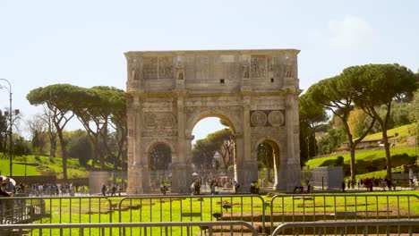 Panoramic-shot-of-the-triumphal-arch-in-Rome,-Italy