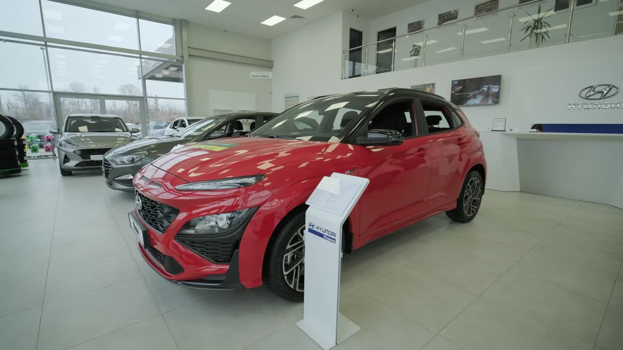 un resumen de los nuevos coches de prestigio en la sala de exhibición.