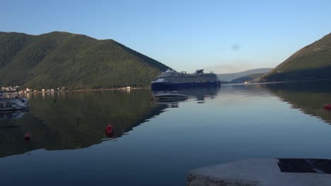 el crucero navega hacia la bahía en el mar