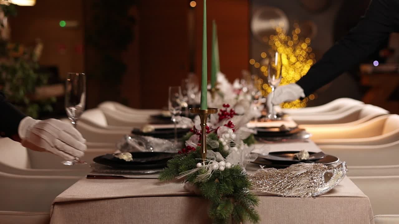 레스토랑 에서 우아 한 크리스마스 저녁 식사 설정