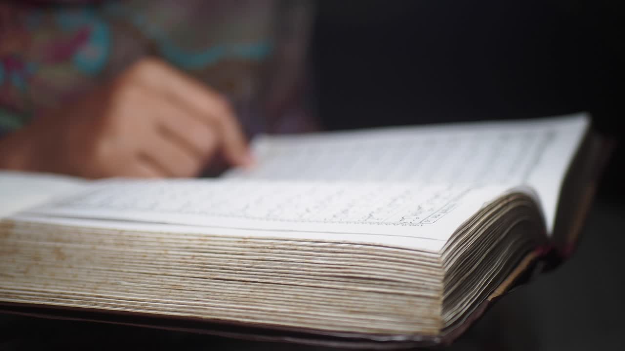 persona que lee un texto religioso