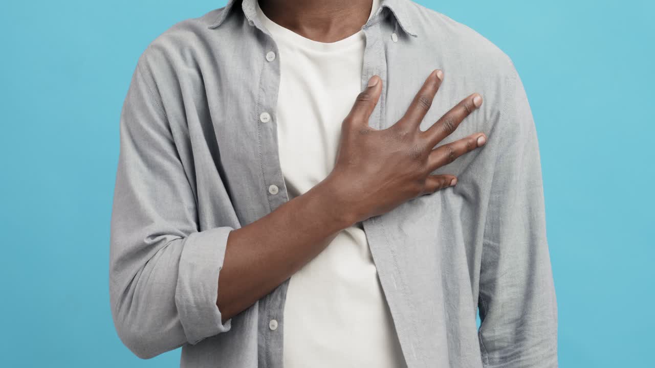 hombre con la mano en el pecho