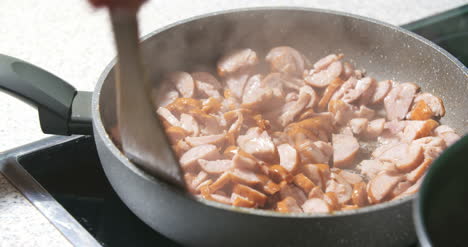 cortes de salchicha freír en sartén
