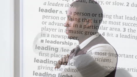 animación del texto sobre un hombre de negocios afroamericano en fondo blanco
