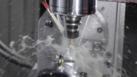 máquina de fresado cnc para metalurgia. corte de metal tecnología de procesamiento moderna.