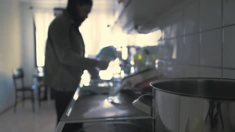 joven africano haciendo las zanjas en la cocina
